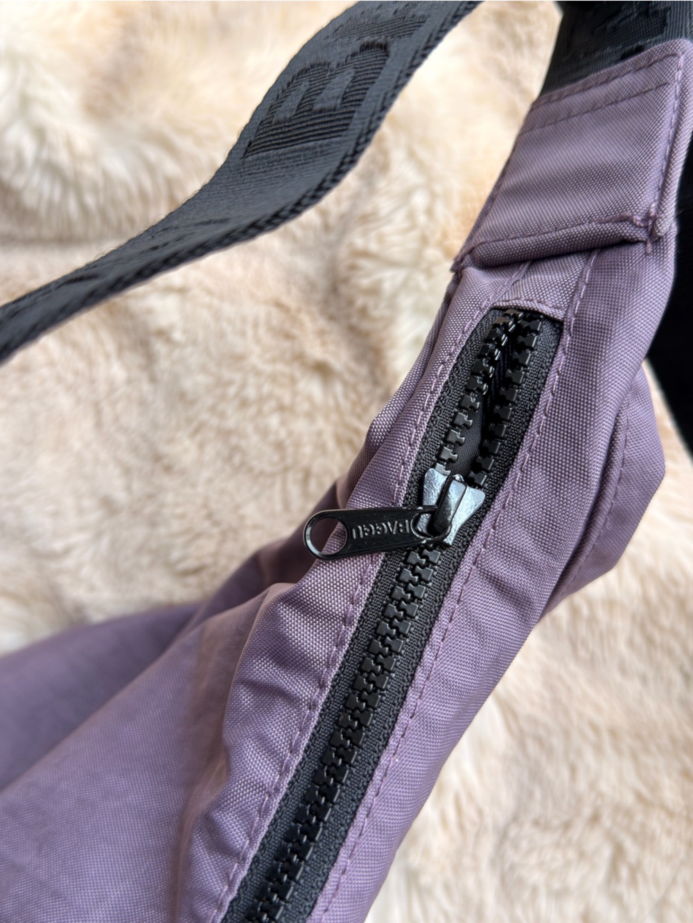 BAGGU Medium Crescent Bag in Dusty Violet | UO Exclusive - Picture 3 of 5